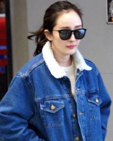 资讯《明星八卦-杨幂牛仔外套现身机场 宛如妙