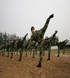 资讯《热点-实拍女特警队抗击打训练 木板砸背