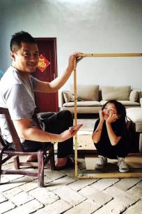 资讯《明星八卦-李亚鹏父女回老家 李嫣近照可